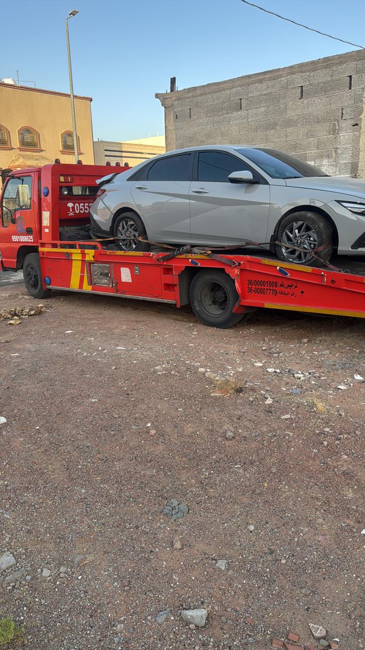 نقل سيارة سيدان بيضاء في الدمام