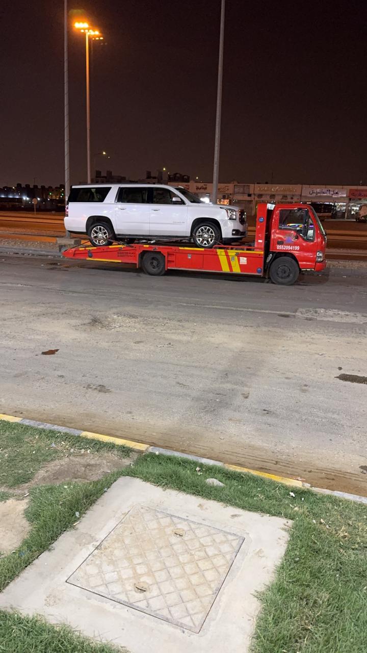 نقل سيارة SUV بيضاء ليلاً